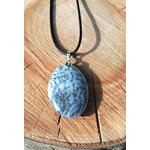 Pendentif opale dendritique sur bois clair avec cordon noir et bélière argentée, harmonie intérieure et discernement tranquille
