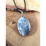 Pendentif opale dendritique ovale sur bois avec cordon noir, pierre naturelle au style minéral pour recul émotionnel et réflexion claire