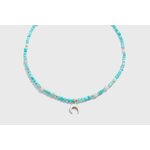 Collier amazonite sur fond clair avec pendentif lune en croissant, perles bleu lagon et vert d’eau pour communication apaisée et douceur du ressenti