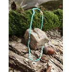 Collier amazonite bleu lagon avec pendentif lune sur bois flotté et mousse en Bretagne, fraîcheur mentale, confiance calme et équilibre du cœur