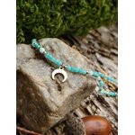 Collier amazonite bleu-vert avec pendentif lune sur rochers en Bretagne, sérénité intérieure, lâcher-prise et expression plus fluide