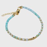 Bracelet amazonite facettée bleu-vert sur fond blanc, perles 2 mm en cuivre plaqué or avec fermoir mousqueton et chaînette réglable