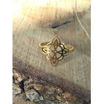 Bague réglable en acier inoxydable doré, motif nœud de sorcière, sur bois rustique; symbole de force intérieure.