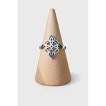 Bague réglable acier inoxydable argenté, nœud de sorcière ajouré, sur cône porte-bague beige, fond blanc; symbole de protection