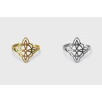 Deux bagues réglables acier inoxydable, nœud de sorcière ajouré, versions dorée et argentée, sur fond clair; symbole de protection.