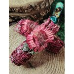 Smudge sticks sauge   sang de dragon, fagots rouges avec fleurs séchées et herbes, mise en scène sur bois brut, décor ésotérique turquoise; idéal pour nettoyage énergétique, recentrage et clarté.