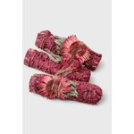 Bâton de fumigation sauge blanche “sang de dragon”, fagots rouges avec fleurs séchées, ficelle naturelle, photo sur fond blanc; idéal pour purifier une pièce et poser une intention de protection.
