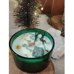 Bougie jade menthe-citron en cire de soja, pot en verre vert, mèche en bois, éclats de jade et fleurs séchées; décor hivernal avec sapin lumineux et cristaux.