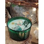 Bougie artisanale en cire de soja “jade” menthe-citron; verre vert, pierre de jade visible sur le dessus, atmosphère cosy et féérique.