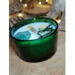 Bougie en verre vert, cire de soja parfum menthe-citron; pierre de jade et éléments botaniques visibles sur le dessus, ambiance cocooning