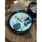 Bougie jade menthe-citron en cire de soja, vue du dessus, pot vert, inclusions de jade et fleurs séchées; lumière douce et décor cosy.