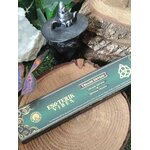 Encens Esoteric Vibes triquetra en scène nature sur rondin et vert profond, avec objet noir et feuillage; favorise recentrage, calme intérieur et harmonie du lieu.