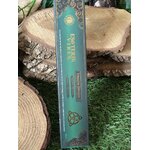 Encens Esoteric Vibes triquetra en étui turquoise à motifs celtiques, posé entre rondins de bois et mousse verte; inspire protection, harmonie, apaisement et ancrage.