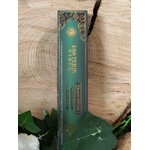 Encens Esoteric Vibes triquetra présenté verticalement sur fond bois naturel (anneaux visibles) avec feuillage; soutient calme intérieur, équilibre émotionnel et ancrage.