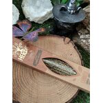 Encens HERBIO Cannelle 25 g en étui kraft couché sur tranche de bois, décor nature avec cristaux et petite figurine sur socle noir; senteur épicée, atmosphère cosy et apaisante.