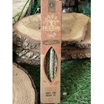 Encens HERBIO Cannelle 25 g en étui kraft avec fenêtre, présenté devant des rondins de bois et verdure; senteur épicée, ambiance chaleureuse et réconfortante.