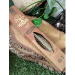 Encens HERBIO Cannelle 25 g en étui kraft couché sur rondin de bois, décor végétal (mousse, feuilles vertes); senteur épicée, atmosphère chaleureuse et relaxante.