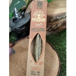 Encens HERBIO Cannelle 25 g, étui kraft avec fenêtre, sur tranche de bois en décor automnal (feuilles, herbe) avec petite figurine argentée; ambiance chaleureuse et réconfortante.