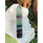 Pointe de fluorite à bandes vert et violet posée sur plaque de sélénite avec décor végétal, pierre naturelle reliée au discernement, à la tranquillité et à l’équilibre intérieur.