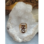 Bague réglable acier inoxydable doré, motif Triskell, sur amas de quartz; symbole celtique d’équilibre, cycles et protection.