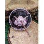 Porte-encens rond Triple Lune avec bâton d’encens sur tranche de bois; symbole des cycles lunaires et de l’intuition.