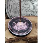 Porte-encens rond Triple Lune avec bâton d’encens, posé sur tranche de bois; symbole des cycles lunaires, intuition et protection.