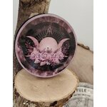 Porte-encens rond Triple Lune (lune rose, croissants, fleurs), posé sur une tranche de bois avec décor ésotérique Yule; symbole des cycles, intuition et énergie féminine, pour créer une ambiance douce
