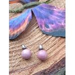 Boucles d’oreilles puces rhodonite rose, tiges acier inoxydable, sur tranche de bois avec papillon violet/bleu en arrière-plan; douceur et apaisement émotionnel.