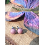 Boucles d’oreilles puces rhodonite rose, tiges acier inoxydable, sur tranche de bois avec papillon bleu/violet; douceur, apaisement émotionnel.