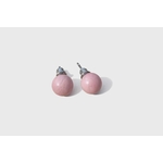 Boucles d’oreilles puces en rhodonite rose (perles rondes) avec tiges en acier inoxydable, photographiées sur fond blanc; style minimaliste, évoque douceur, apaisement émotionnel et bienveillance.