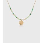 Collier doré en acier inoxydable sur fond clair, cristaux verts facettés et pendentif rond pour style délicat et touche lumineuse