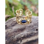 Bague dorée réglable en acier inoxydable, motif feuilles et pierre ovale lapis-lazuli, photographiée en Bretagne sur bois.