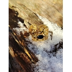 Bague dorée réglable en acier inoxydable, motif feuilles et pierre ovale lapis-lazuli, posée sur du bois avec neige fondue; photo en Bretagne.