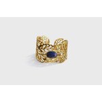 Bague dorée réglable en acier inoxydable, motif feuilles et pierre ovale lapis-lazuli, photographiée sur fond clair.