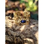 Bague dorée réglable en acier inoxydable, motif feuilles et pierre ovale lapis-lazuli, photo en Bretagne sur écorce.