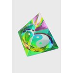 Pyramide en cristal irisé multicolore avec symbole yin et yang, photographiée sur fond blanc ; évoque l’équilibre, l’harmonie et l’apaisement.