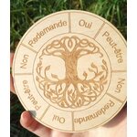 Planche de radiesthésie ronde en bois avec Arbre de Vie, photo en extérieur sur fond d’herbe, zones Oui/Non/Peut-être/Redemande.