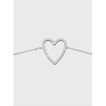 Bracelet chaîne fine en acier inoxydable argenté, pendentif cœur ajouré; photo produit sur fond blanc, centré.