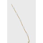 Bracelet doré perles d’eau douce et nacre sur fond blanc, bijou fin et lumineux pour une touche douce et raffinée
