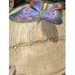 Bracelet multi-rangs en amazonite facettée sur tranche de bois avec papillon violet, fines chaînes dorées et style bohème
