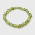Bracelet péridot baroque sur fond blanc, éclats verts translucides en pierre naturelle pour optimisme, équilibre émotionnel et énergie plus légère