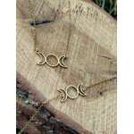 Ensemble pendentif et bracelet triple lune dorés sur bois brut en décor végétal, bijoux en acier inoxydable à l’esprit lunaire