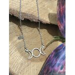 Collier triple lune argenté posé sur une tranche de bois, pendentif lunaire en acier inoxydable au style ésotérique