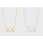 Deux colliers triple lune sur fond blanc, version dorée et argentée côte à côte, bijoux ésotériques inspirés des cycles lunaires