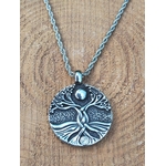 Collier Yggdrasil sur rondin de bois en ambiance forêt, vitalité intérieure, croissance personnelle et retour à soi