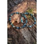 Bracelet Duo médiumnique Saint-Valentin, perles bleu-vert et noires, intercalaires argentés, sur écorce moussue.