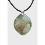 Pendentif en garniérite vert olive sur cordon noir avec bélière argentée, poli brillant sur fond blanc, pierre naturelle reliée à la sérénité, à la stabilité émotionnelle et à la confiance tranquille.