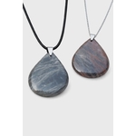 Deux pendentifs goutte en pierre de lune noire polie, l’un sur cordon noir et l’autre sur chaîne argentée, photo détourée sur fond blanc, bijoux en pierre naturelle reliés à l’apaisement, à la stabilité et à la sérénité intérieure.
