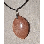Pendentif goutte en pierre de soleil pailletée avec bélière métal sur cordon noir, fond gris, pierre naturelle évoquant l’élan solaire, la présence à soi et la confiance lumineuse.