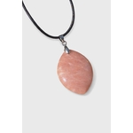 Pendentif goutte en pierre de soleil orangée sur cordon noir et fond blanc, pierre naturelle reliée à la vitalité, à l’assurance et à l’énergie rayonnante.